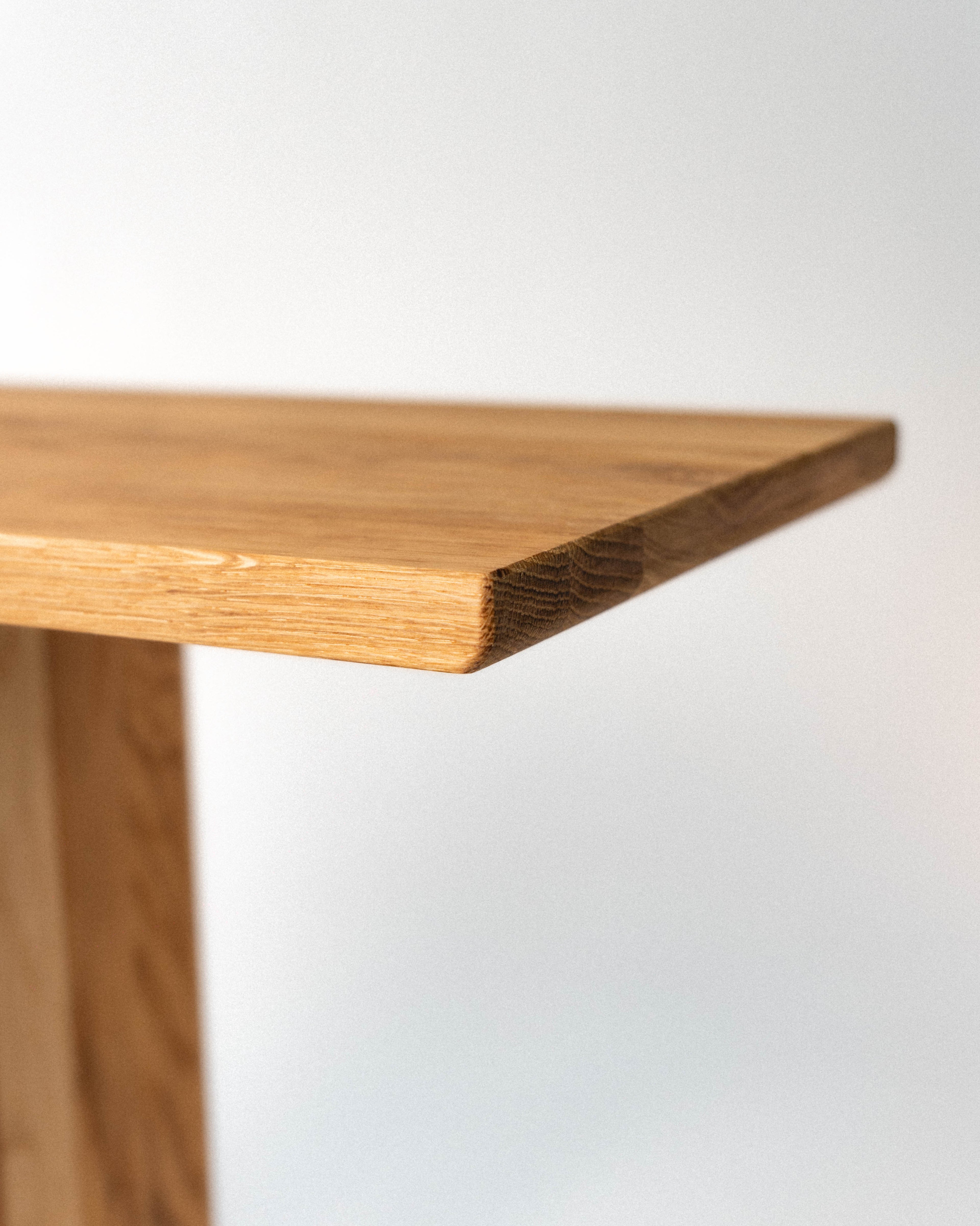 Stolik boczny 01 Dabov – stolik do salonu z litego drewna, dąb i olcha