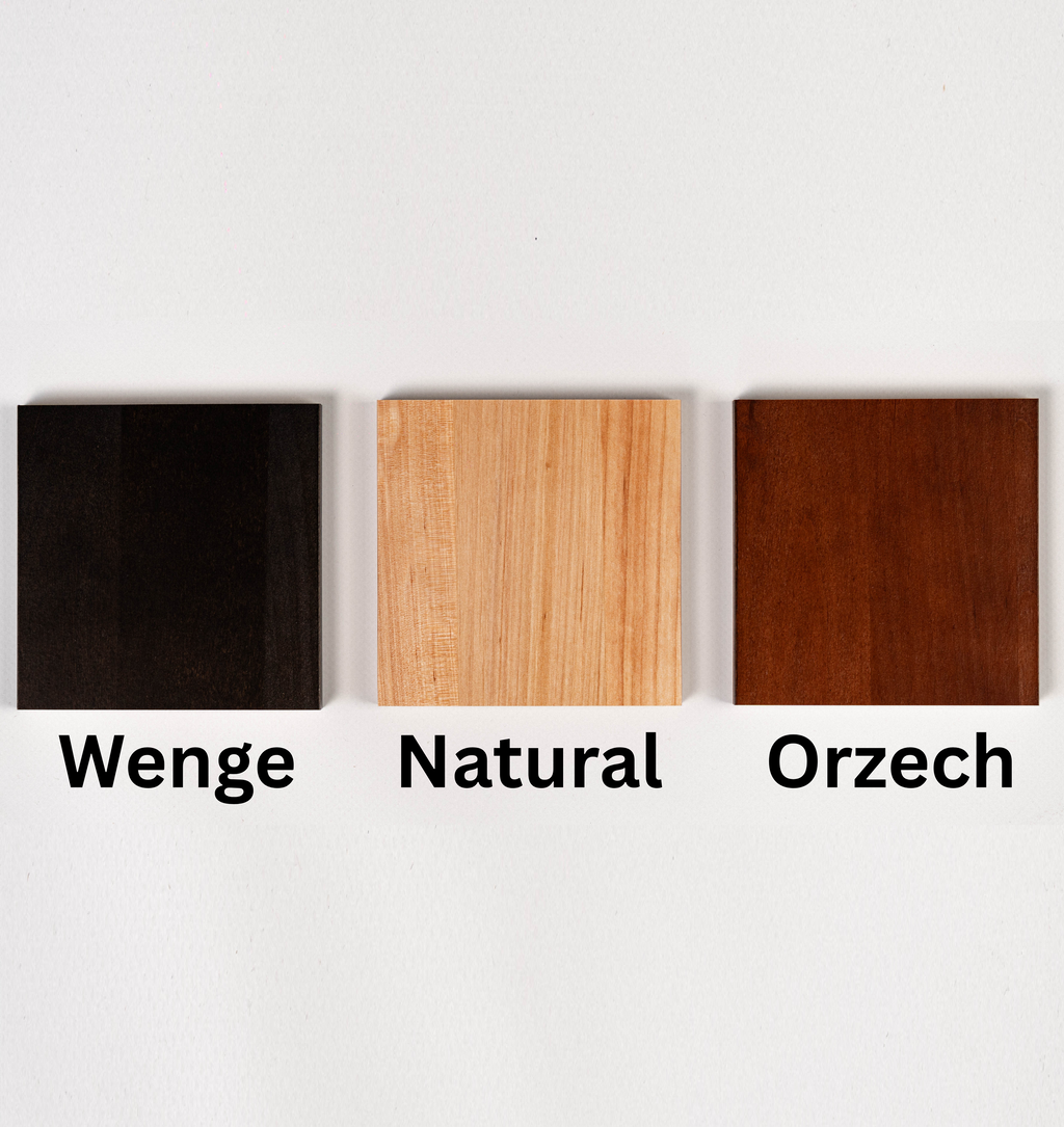 Próbki wybarwienia drewna na białym tle: Wenge (ciemne), Natural (jasne) i Orzech (ciepły brąz). Opcje kolorystyczne mebli drewnianych.
